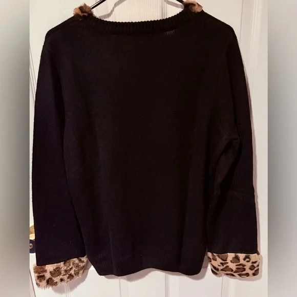 Knit Christmas sweater with leopard printed neck and sleeves - Picture 3 of 9